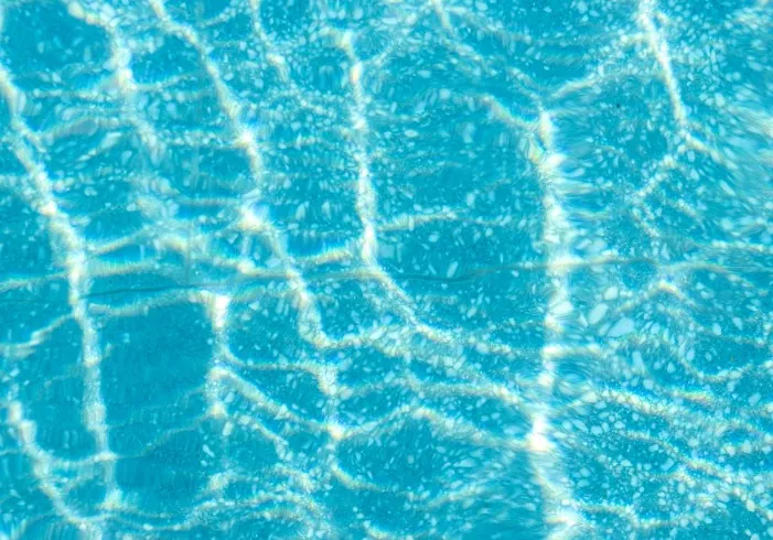 Agua de piscina con reflejos de luz Reflejos de luz sobre el agua turquesa de una piscina