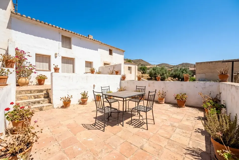 Terraza sin protección solar antes de instalar pérgola en Murcia