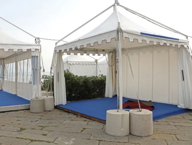 Carpa con lona de PVC blanca Carpa con techo y cerramientos laterales de lona de PVC blanca