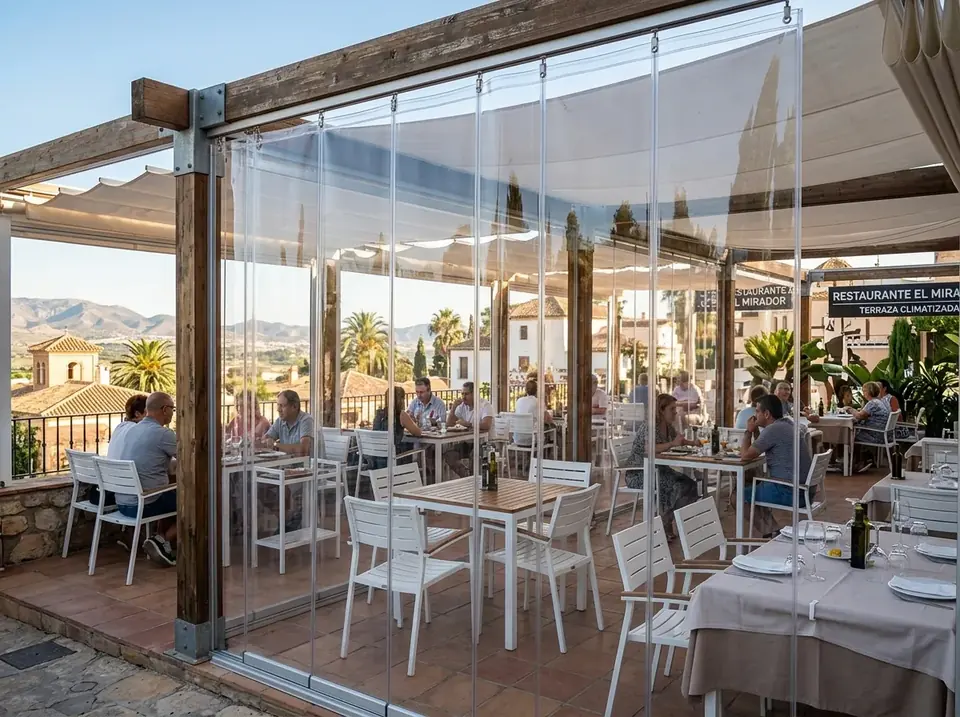 Cortavientos de PVC cristal en terraza de restaurante Cerramiento de lona PVC cristal transparente en la terraza de un restaurante