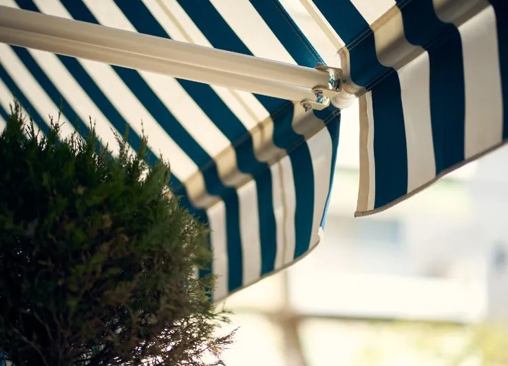 Detalle de lona a rayas azules en un toldo de terraza en Murcia