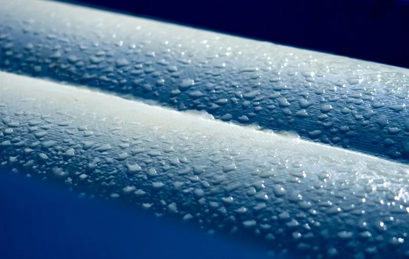 Lona impermeable con gotas de agua Gotas de agua resbalando sobre una lona de PVC impermeable azul