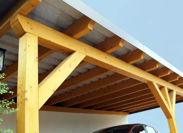 Pérgola de madera para plaza de aparcamiento Pérgola de madera con cubierta rígida que protege una plaza de aparcamiento