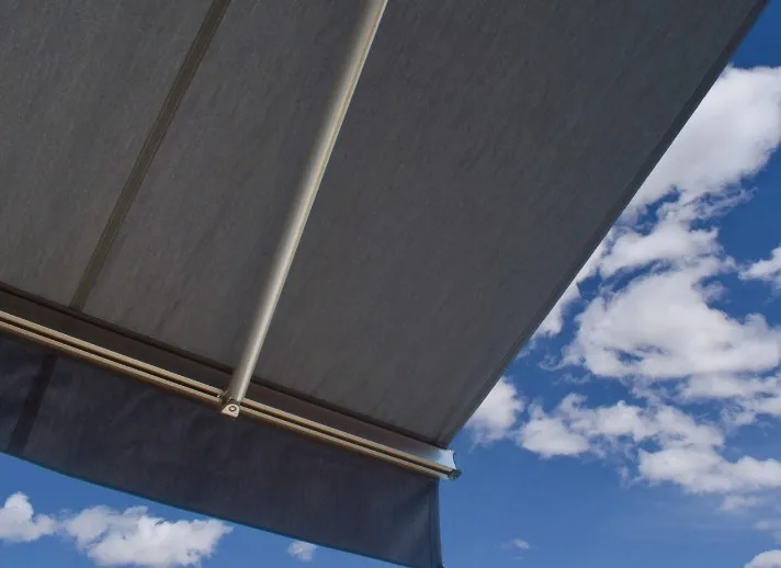 Toldo cofre gris en fachada Toldo cofre gris motorizado en una fachada de Murcia