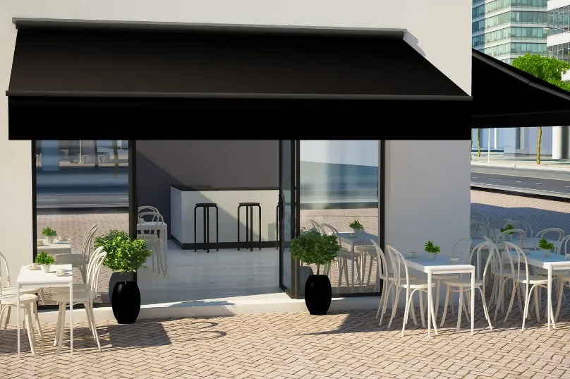 Toldo cofre instalado en la terraza de una cafetería en Murcia