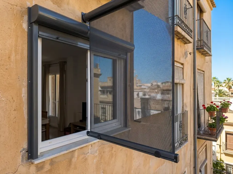 Toldo screen exterior en ventana Toldo con lona screen microperforada gris sobre una ventana