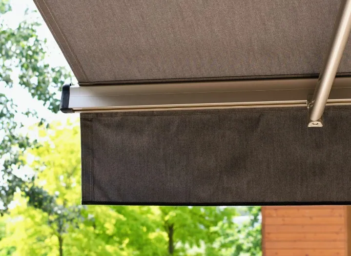 Toldo semicofre gris con faldón sobre el jardín de una vivienda de Las Torres de Cotillas