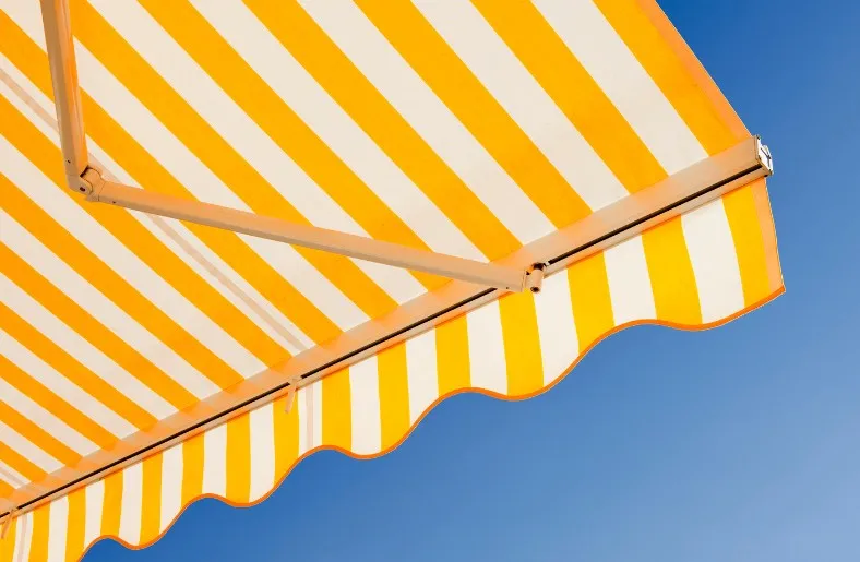 Toldo extensible de brazos articulados instalado en una terraza de Murcia capital