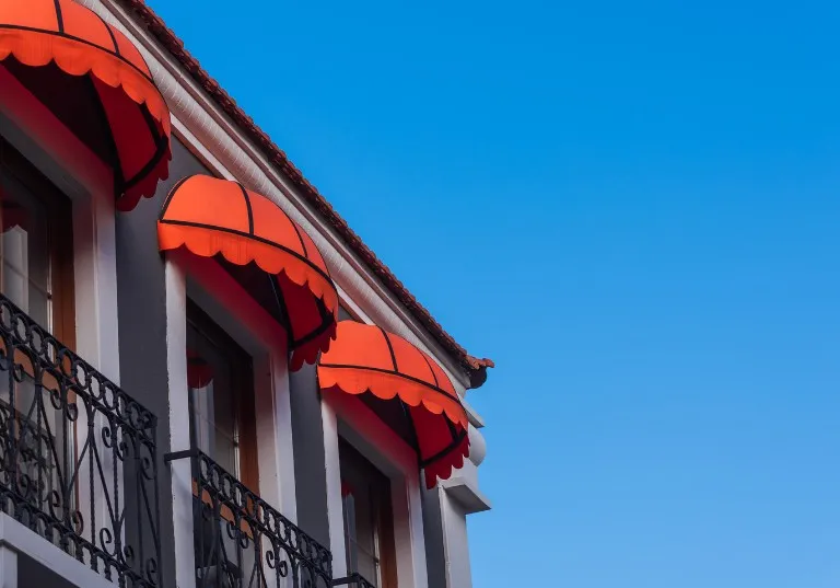 Toldos de capota curva instalados en los balcones de un edificio en Murcia