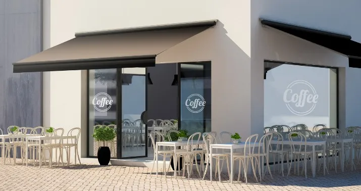 Toldos cofre acoplados en la fachada de una cafetería con terraza en Murcia