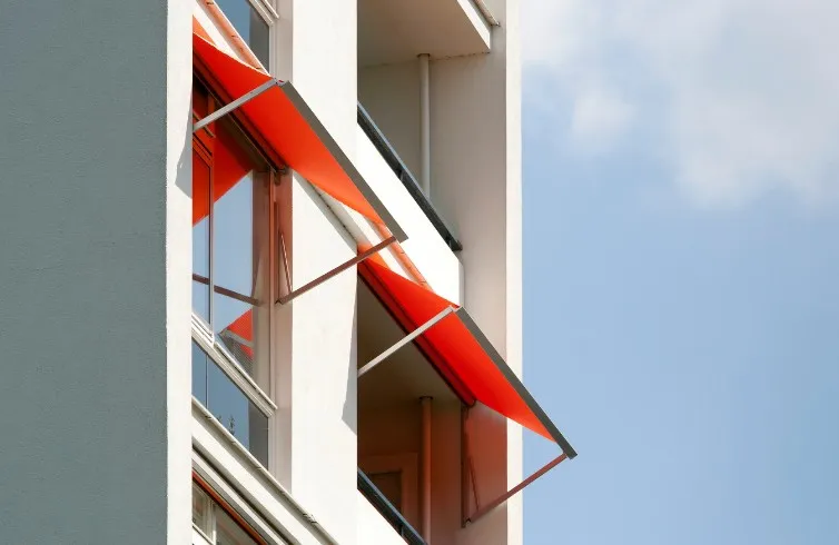 Toldos de punto recto en balcones de un edificio residencial en Murcia