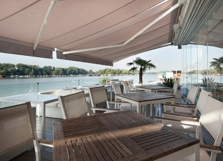 Terraza de restaurante junto al río Segura cubierta con lona en Murcia